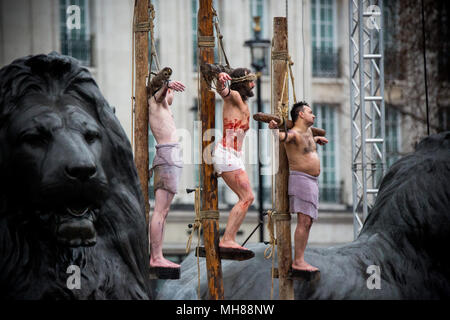 Die Passion Jesu Leistung aus der Wintershall Spieler, der an dem Tag, an dem Jesus geglaubt wird verhaftet und gekreuzigt. Eine Besetzung von mehr als 100 Akteure und Helfer in prächtigen Kostümen, sowie Pferde, Esel und Tauben, kommen zusammen, um eine authentische Szene in Trafalgar Square Square zu erstellen. Mit: Wintershall Spieler, der Atmosphäre, der Aussicht, Wo: London, England, Großbritannien Wann: 30 Mar 2018 Credit: Wheatley/WANN Stockfoto
