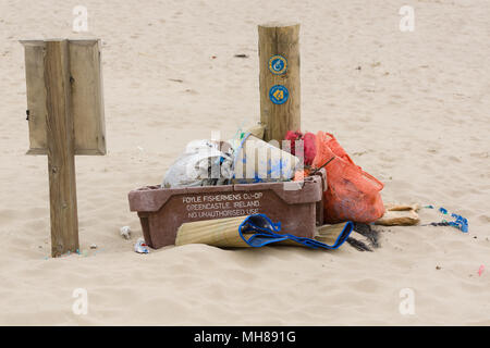 Kunststoffbehälter aus Irland Fischernetze und anderen Müll angehäuft Runde ein Wales Coastal Path anmelden Harlech Strand in West Wales UK Stockfoto