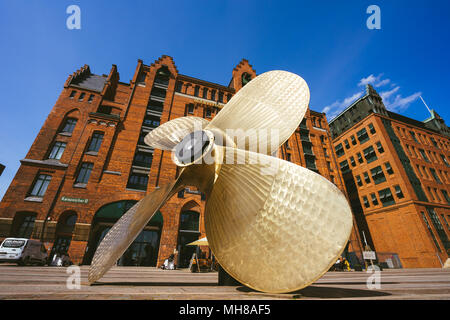 Hamburg, Deutschland - 17. Mai 2018: Die riesigen 4-Blade schiffsschraube vor dem Internationalen Maritimen Museum in der Hamburger Speicherstadt Bezirk Stockfoto