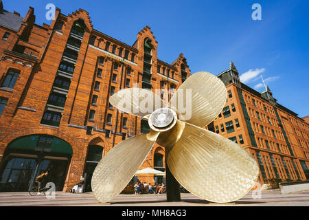 Hamburg, Deutschland - 17. Mai 2018: Die riesigen 4-Blade schiffsschraube vor dem Internationalen Maritimen Museum in der Hamburger Speicherstadt Bezirk Stockfoto