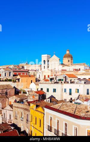 Ein luftbild der Altstadt von Cagliari, Sardinien, Italien, Hervorhebung der Glockenturm und der Oberseite der Fassade der Kathedrale Saint Marias in Stockfoto