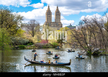 New York, USA, 29. April 2018. Touristische genießen Sie Bootsfahrten und sogar eine Gondel im New Yorker Central Park. Die legendären San Remo Gebäude ist im Bac gesehen Stockfoto