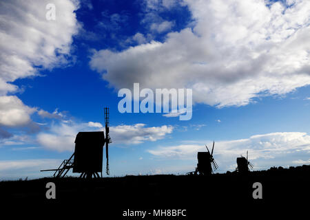 Silhouetten von drei Windmühlen an Lerkaka, Oland, Schweden. Stockfoto