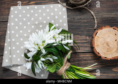 Schneeglöckchen Bündel auf Holz- Hintergrund. Close Up. Stockfoto