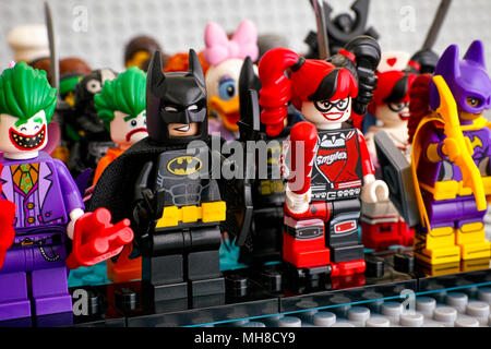 Tambow, Russische Föderation - Februar 05, 2018 Lego Minifiguren stehen in Reihen. In der ersten Zeile - Batman, den Joker, Harley Quinn, Batgirl. Stockfoto