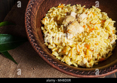 Reis mit Fleisch und Gemüse auf einem alten Tisch. horizontale Ansicht oben, rustikalen Stil Stockfoto