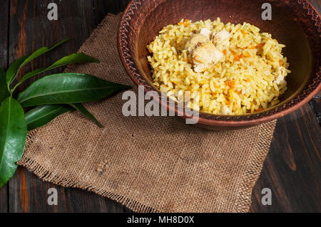Reis mit Fleisch und Gemüse auf einem alten Tisch. horizontale Ansicht oben, rustikalen Stil Stockfoto