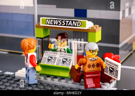 Tambow, Russland - 21 April, 2018 Lego Kiosk mit Zeitungen und Kunden. Studio gedreht. Stockfoto