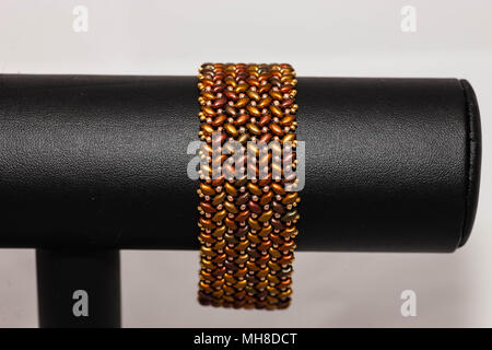 Eine Braun und Gold handgestickt flache Perlen Armband Stockfoto