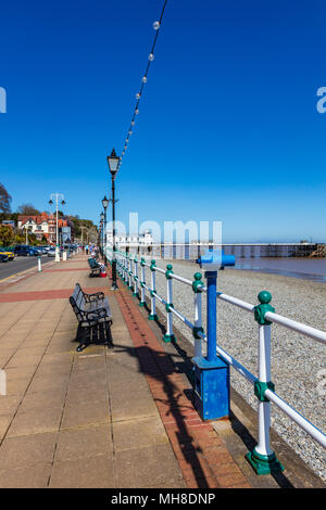 Der Küste in Penarth, Teleskop, Bänken und Besucher in der Heißen ungewöhnliche April Sonnenschein, Tal von Glamorgan, Wales, Großbritannien Stockfoto