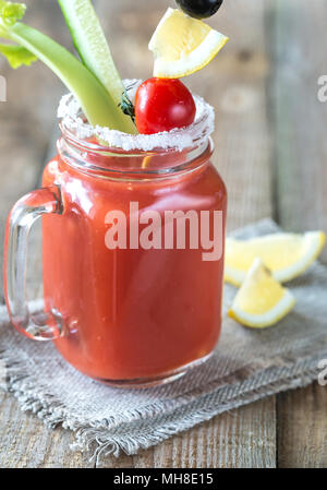 Tomatensaft in das Marmeladenglas Stockfoto