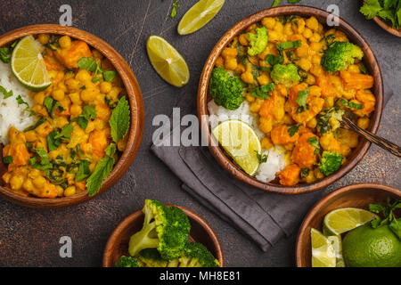 Vegane Kartoffel Kichererbse in Houten Curry auf einem dunklen Hintergrund, Essen flach. Gesunde vegetarische Essen Konzept. Stockfoto