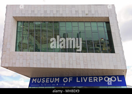 Liverpool waterfront Gebäude im Fenster für das neue Museum von Liverpool an der Pier Head Liverpool UK wider. Stockfoto