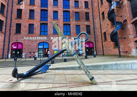 Vorderansicht des Eingang des Merseyside Maritime Museum am Albert Dock Komplex in Liverpool, Großbritannien. Stockfoto