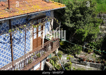 Traditionelles Haus mit Balkon mit blauen Mosaik Wand in Porto, Portugal Stockfoto