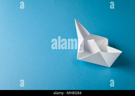 Boot Papier origami auf blauem Hintergrund studio Shot Stockfoto