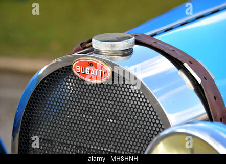 Bugatti Rennwagen Grill und Abzeichen Stockfoto