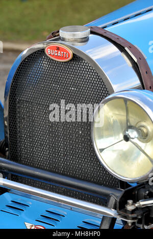 Bugatti Rennwagen Grill und Abzeichen Stockfoto