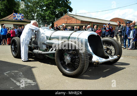 Mechaniker bereitet die Napier Railton durch die BP-Pavillon in Brooklands Stockfoto