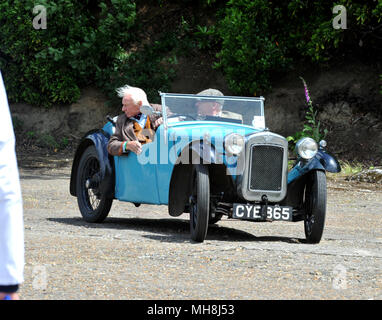 Oldtimerbesitzer, die an ein zeitfahren am Brooklands Doppel Zwölf Stockfoto