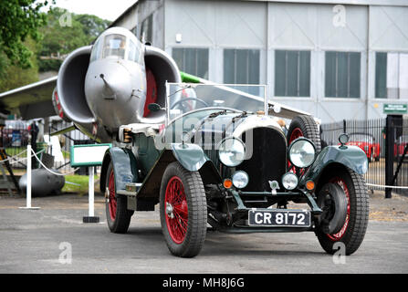 Bentley Blower und Harrier jump Jet in Brooklands, feinste Britische Engineering von den gegenüberliegenden Enden des 20. Jahrhunderts Stockfoto