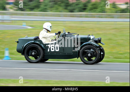 Austin Seven auf der Strecke in Brooklands/Mercedes Benz Welt Zwölf Stockfoto
