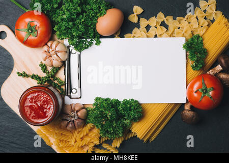 Italienische Spaghetti Foto Rezept. Stationäre Mock-up auf dem Küchentisch mit Produkten umgeben. Stockfoto