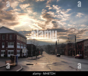 Camillus, New York, USA. April 28, 2018. Kleine Stadt von Camillus, NY, in New York, am frühen Morgen nach einem Regenschauer Stockfoto