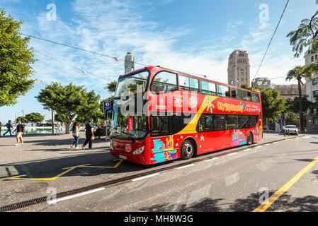 Santa Cruz de Tenerife, Kanarische Inseln, Spanien - Dezember 11, 2016: City Sightseeing Bus an einer Haltestelle warten auf Touristen in Santa Cruz de Tenerife, Cana Stockfoto