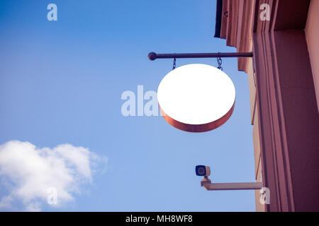 Mock-up. Leere runde Schild auf klassischer Architekturgebäude. Stockfoto