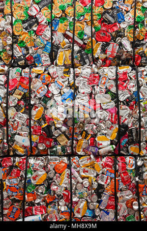 Aluminiumdosen in der Recyclinganlage verarbeitet. Stockfoto