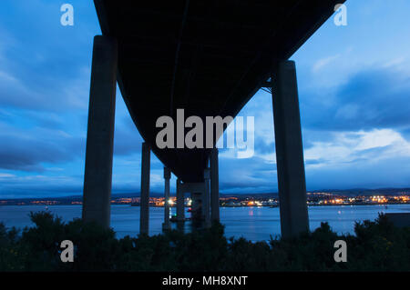 Die kessock Brücke bei Nacht - Inverness, Scottish Highlands. Stockfoto