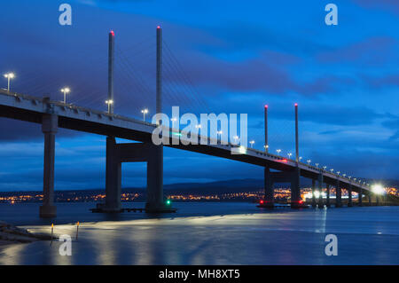 Die kessock Brücke bei Nacht - Inverness, Scottish Highlands. Stockfoto