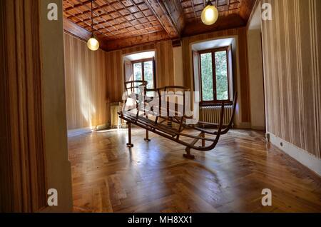 Gaby, Region Valle d'Aosta, Italien. 25. April 2018. Castel Savoia. Die hölzernen Schlitten von Regina Margherita für Ausflüge in die Alpen. Stockfoto