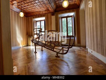 Gaby, Region Valle d'Aosta, Italien. 25. April 2018. Castel Savoia. Die hölzernen Schlitten von Regina Margherita für Ausflüge in die Alpen. Stockfoto