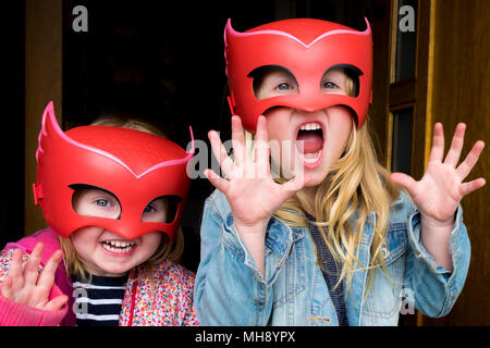 Kinder Spaß Masken tragen. Stockfoto