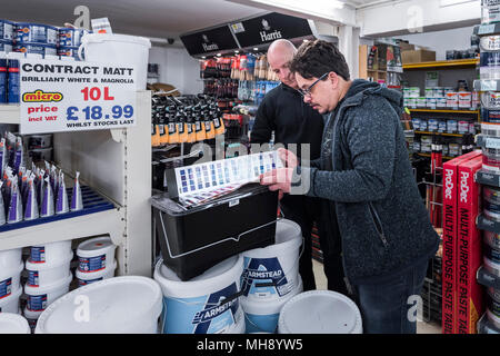 Ein Mitarbeiter die Beratung eines Kunden in einem Baumarkt. Stockfoto