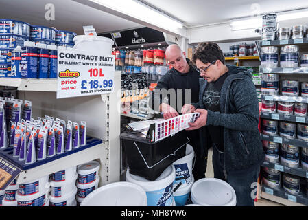 Ein Mitarbeiter die Beratung eines Kunden in einem Baumarkt. Stockfoto