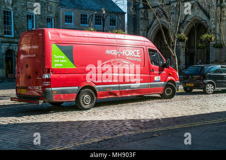 Ein Paket Kraft Lieferwagen in Truro in Cornwall geparkt. Stockfoto