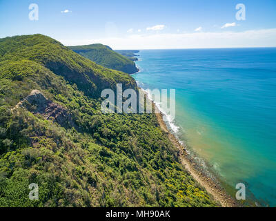 Schöne robuste Ozean Küste auf hellen, sonnigen Tag. Grand Pacific Drive, Sydney, Australien Stockfoto