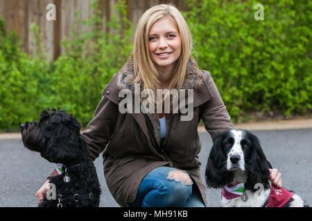 Windsor Great Park, UK. 28. April 2018. Die TV-Moderatorin Rachel Riley bereitet die Große britische Hund zu führen gehen zugunsten der Anhörung Hunde für taube Menschen Stockfoto