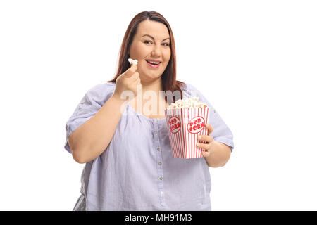 Übergewichtige Frau mit Popcorn auf weißem Hintergrund Stockfoto