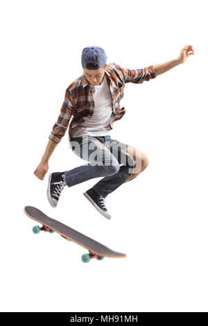 Jugendliche Skater Boy Jumping auf weißem Hintergrund Stockfoto