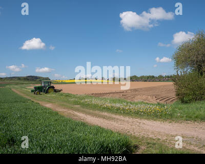 Gepflügte Feld mit dem Traktor in Süd Limburg in der Nähe von Vaals. Stockfoto