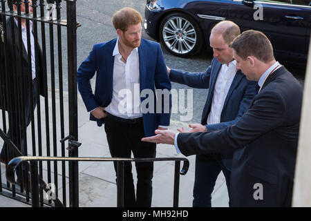 London, Großbritannien. 26. April 2018. Prinz William und Prinz Harry ankommen, um offiziell das Gewächshaus Zentrum öffnen in einem Grad II * denkmalgeschützte Kirche in Marylebo Stockfoto