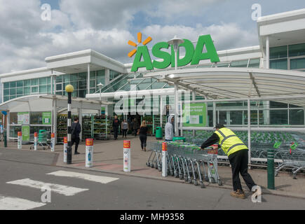 Asda Supermarkt in Großbritannien, hat vor kurzem Pläne mit Sainsburys Supermarkt zu verschmelzen aufgedeckt Stockfoto