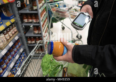 Asda Supermarkt in Großbritannien, hat vor kurzem Pläne mit Sainsburys Supermarkt zu verschmelzen aufgedeckt Stockfoto