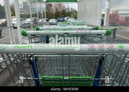 Shopping trollies an einem Supermarkt Asda in Großbritannien, hat vor kurzem Pläne mit Sainsburys Supermarkt zu verschmelzen aufgedeckt Stockfoto