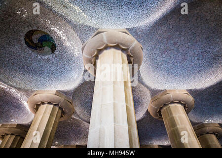 Roman wie columnades an Antoni Gaudis Park Guell in Barcelona. Juli 2015 Stockfoto