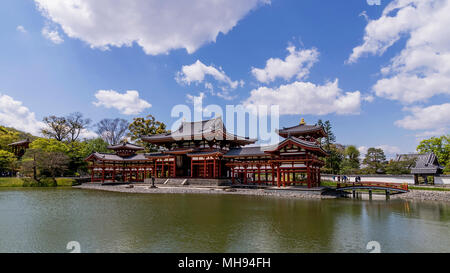 Panoramablick auf die wunderschöne Byodo-in Tempel in Uji, Kyoto, Japan, an einem schönen sonnigen Tag mit einigen Wolken Stockfoto